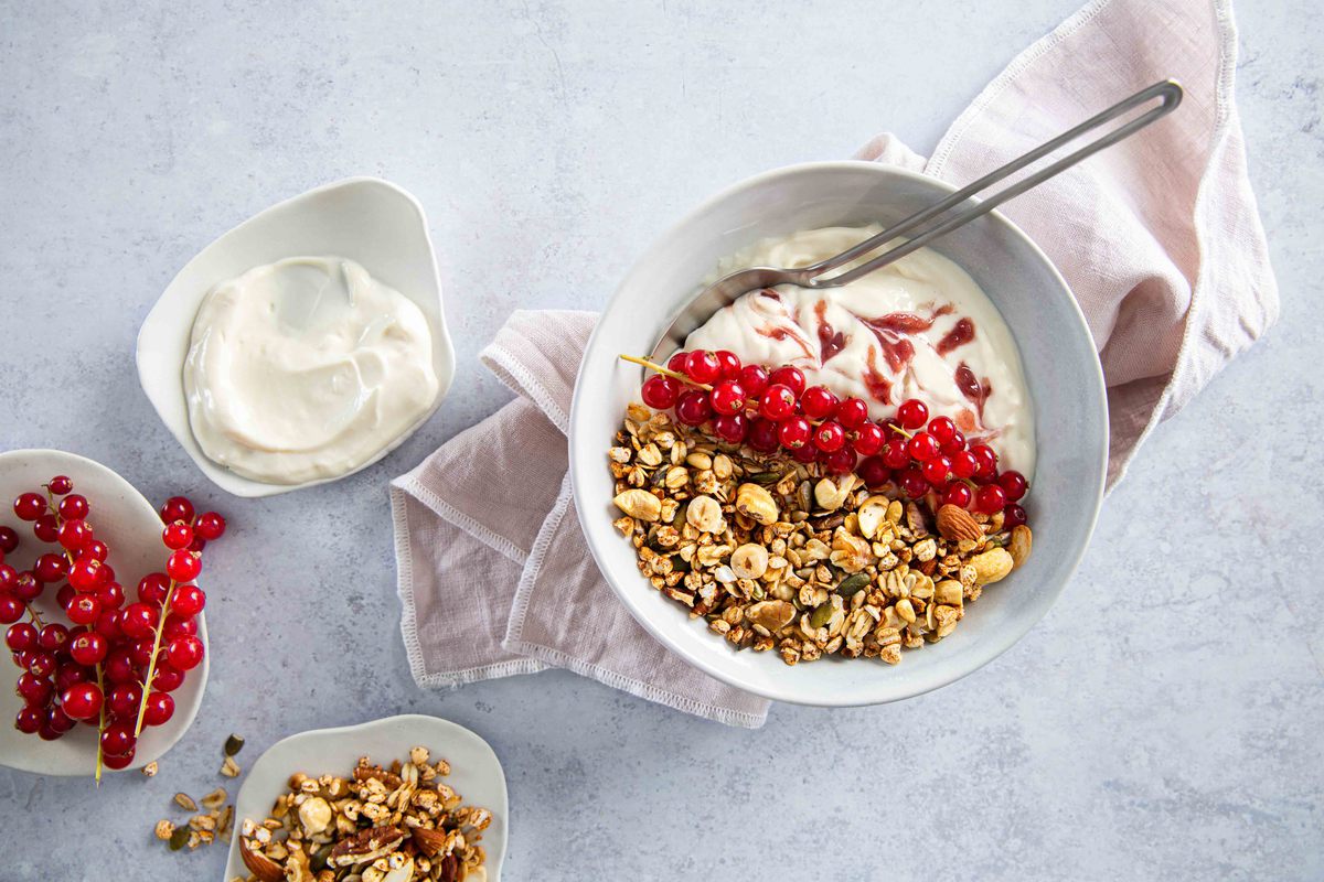 Verwen Ontbijt Met Rode Bessensaus Swirl En Eigen Gemaakte Granola