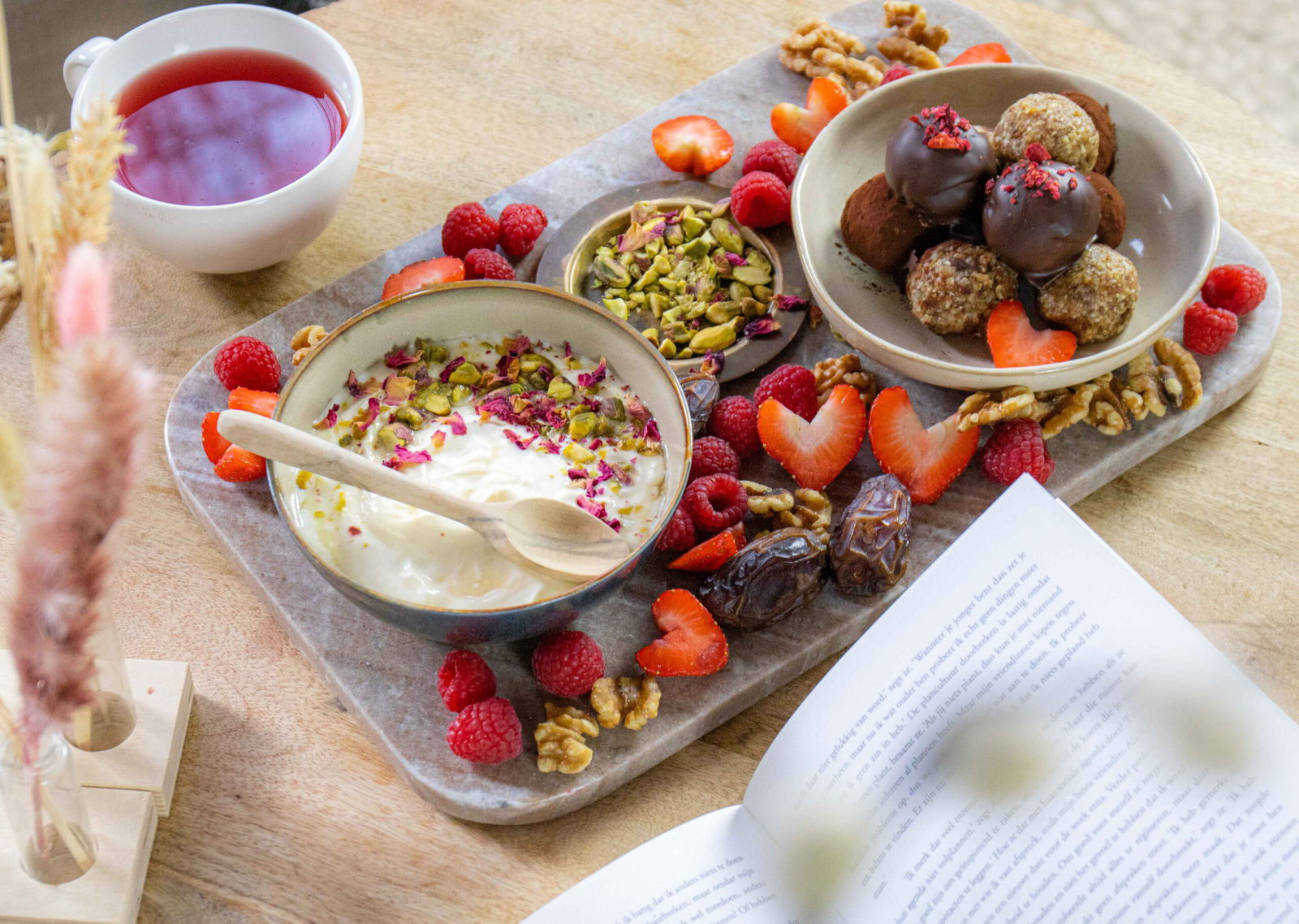 Verwenplank Met Notenbonbons Vers Fruit En Yoghurtdip