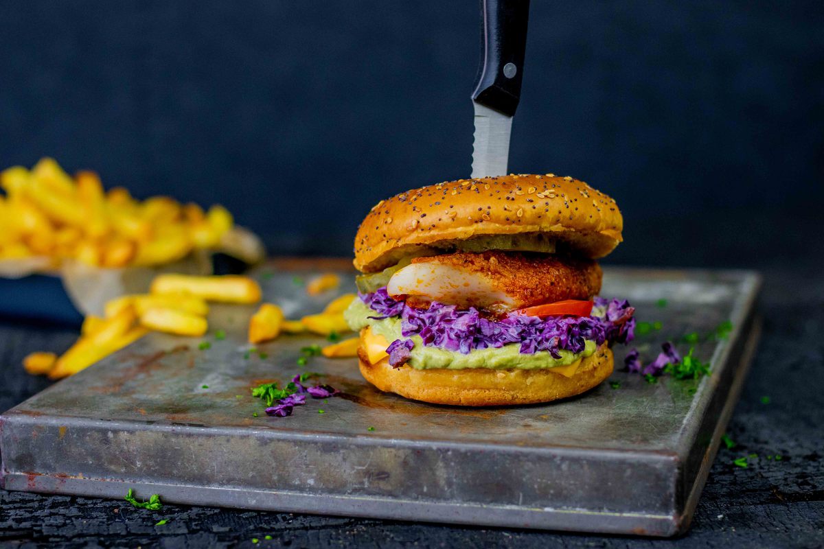 Visburger Met Avocadosaus En Rode Koolsalade