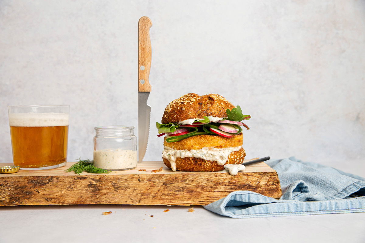 Visburger Met Zoetzure Ingelegde Groenten En Yoghurtsaus