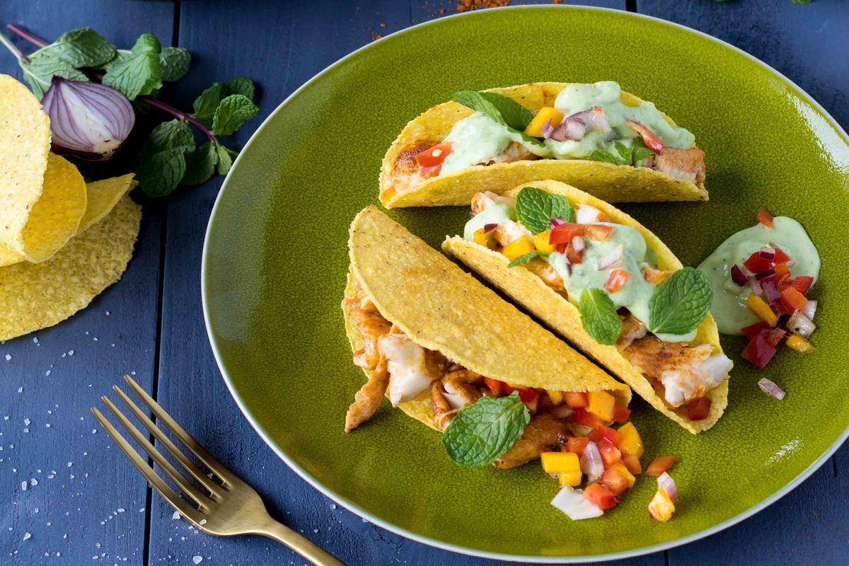 Vistacos Met Mangosalsa En Avocado Yoghurtsaus