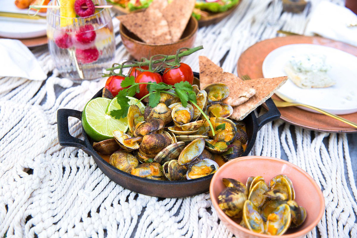 Vongole Met Gele Curry En Gepofte Tomaatjes