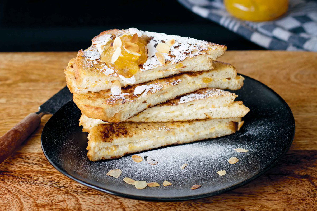 Wentelteefjes Met Perzikenjam En Amandelen