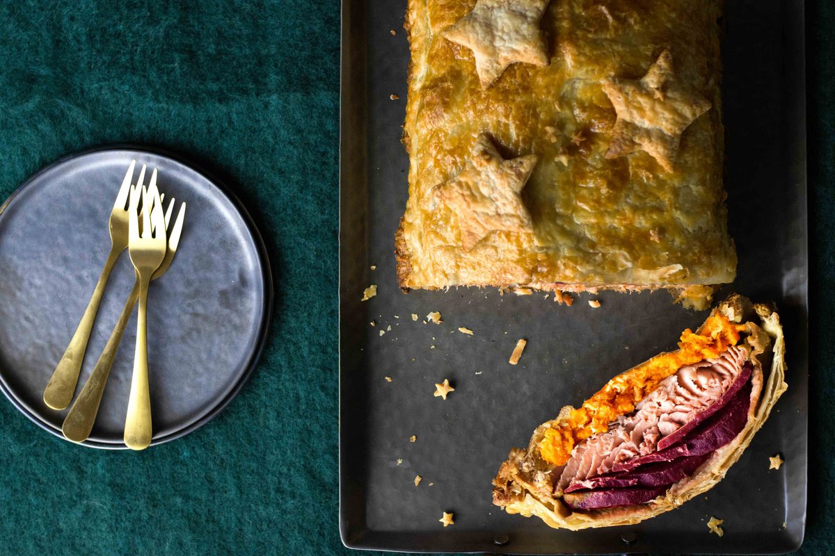 Zalm Met Zoete Aardappelpuree En Bietjes In Een Jasje Van Bladerdeeg