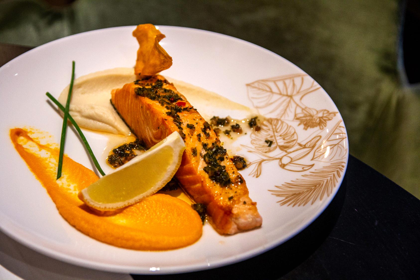 Zalmfilet Met Een Mousseline Van Knolselderij Chimichurri En Zoete Aardappelchips