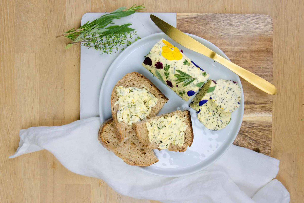 Zelfgemaakte Kruidenboter Met Verse Rozemarijn Tijm En Salie