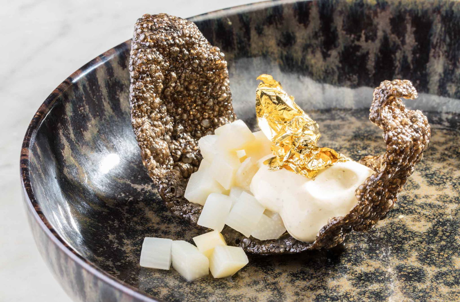 Zelfgemaakte Tapioca Kroepoek Met Asperge En Bladgoud