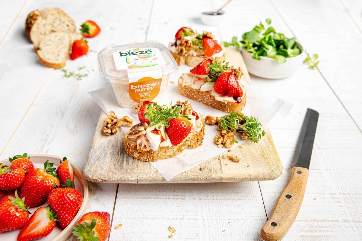 Zomerse Sandwich Met Brie En Aardbei