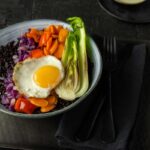 Zwarte rijstbowl met tahinsaus