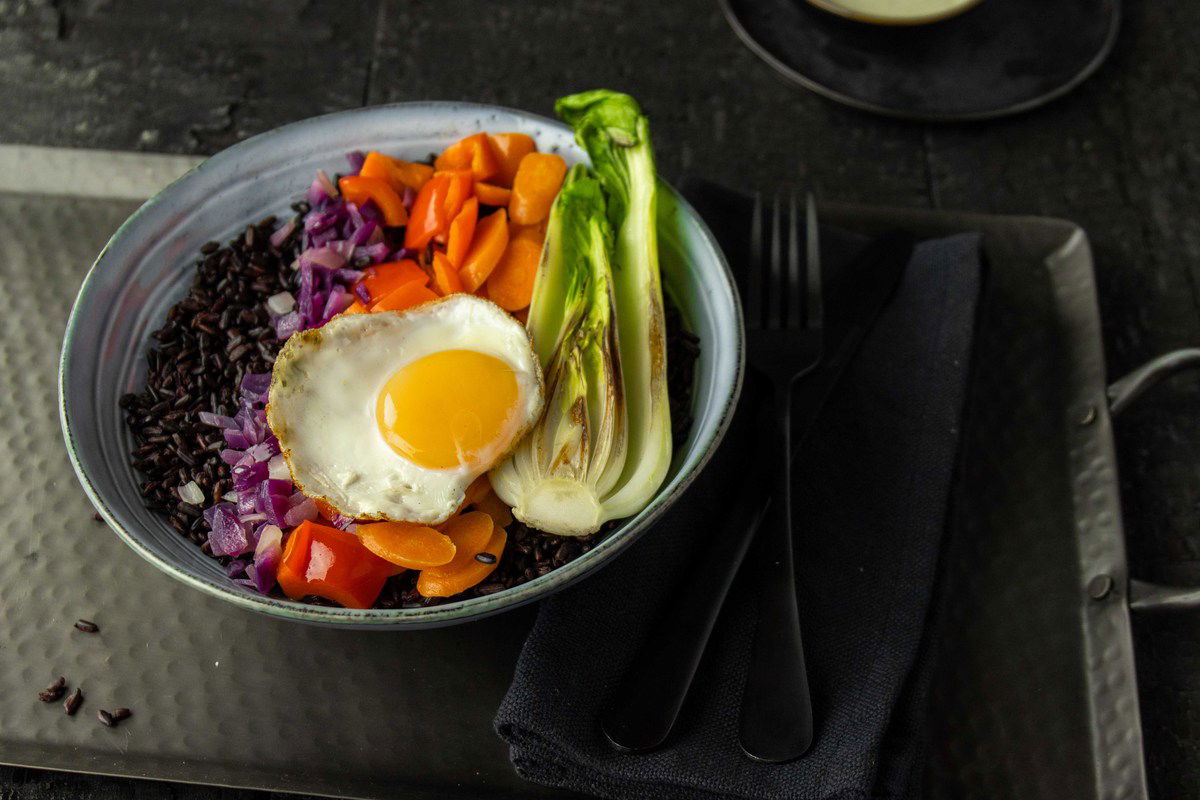 Zwarte Rijstbowl Met Tahinsaus