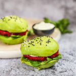 Vegetarische avocado bun met bietenburger