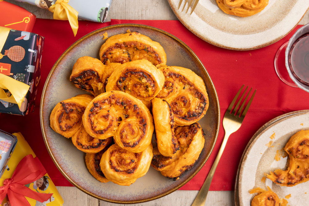 Bladerdeeg vlinders met rode pesto en cheddar