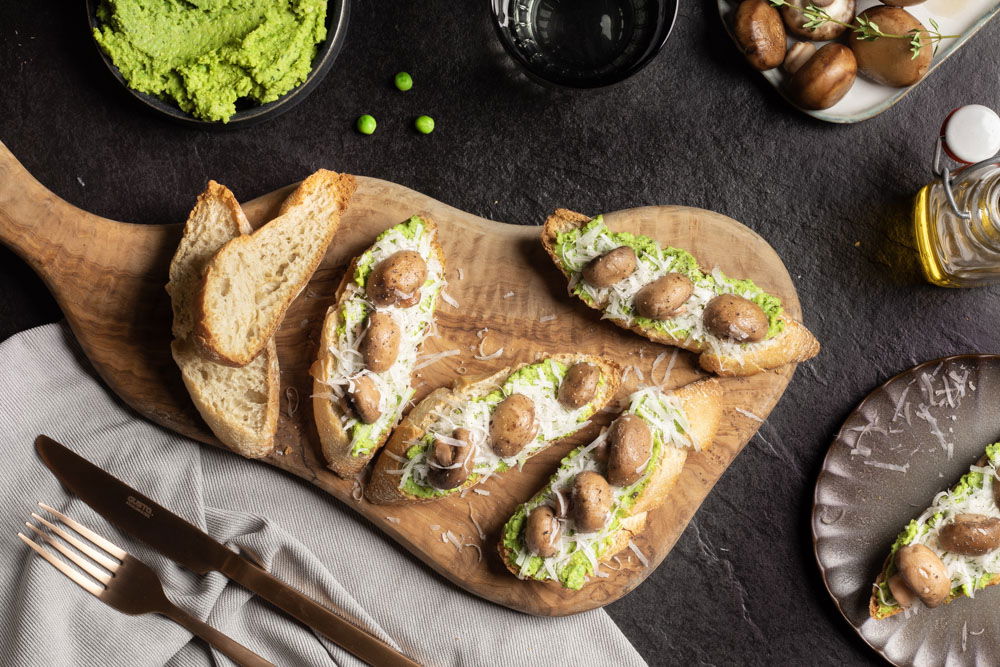 Bruschetta met doperwtenpesto en champignons