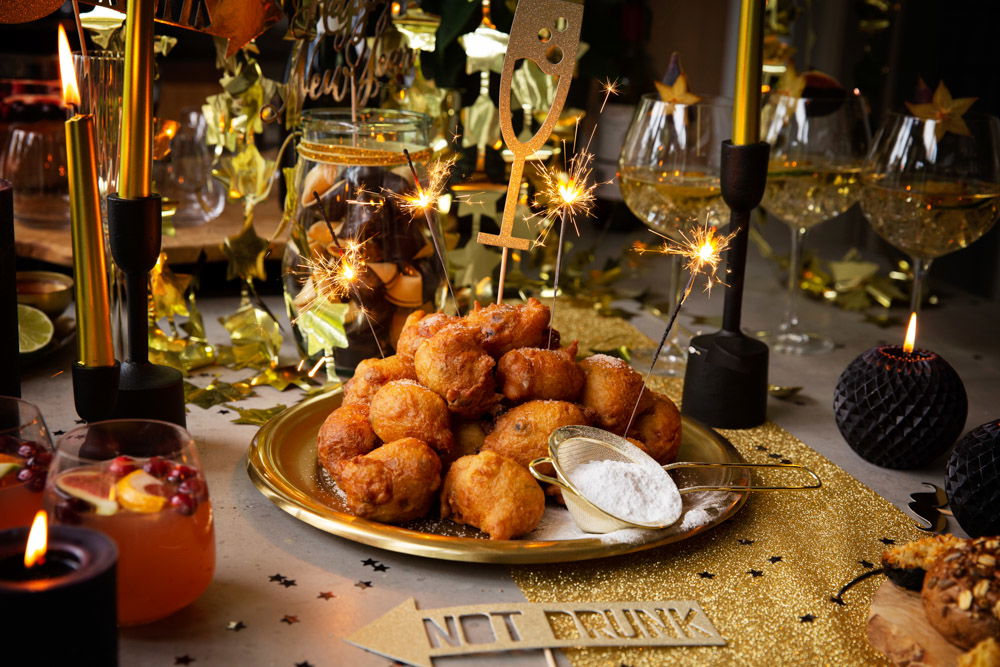 Champagne oliebollen met poeder- en kaneelsuiker