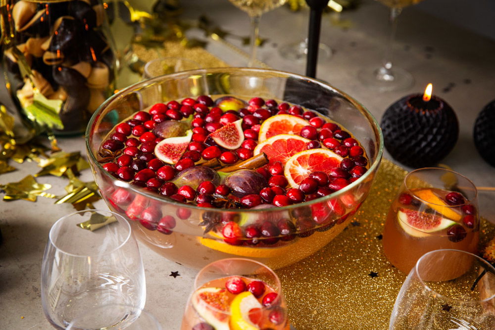 Champagne punch met vers fruit en kruiden
