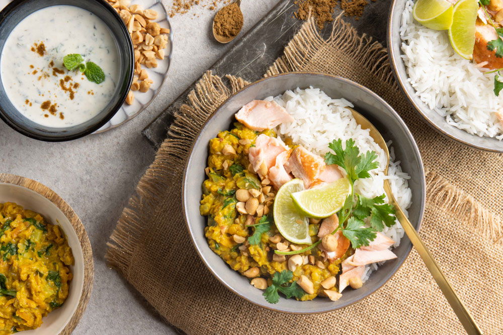 Dahl met zalm, raita en rijst