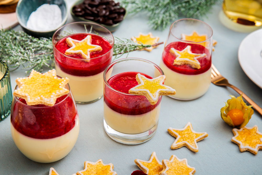 Eggnogg panna cotta met frambozen en kerstkoekjes