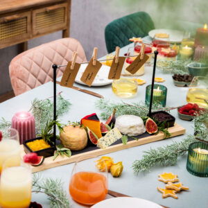 Luxe kaasplank met verse kruiden, vijgen en jam