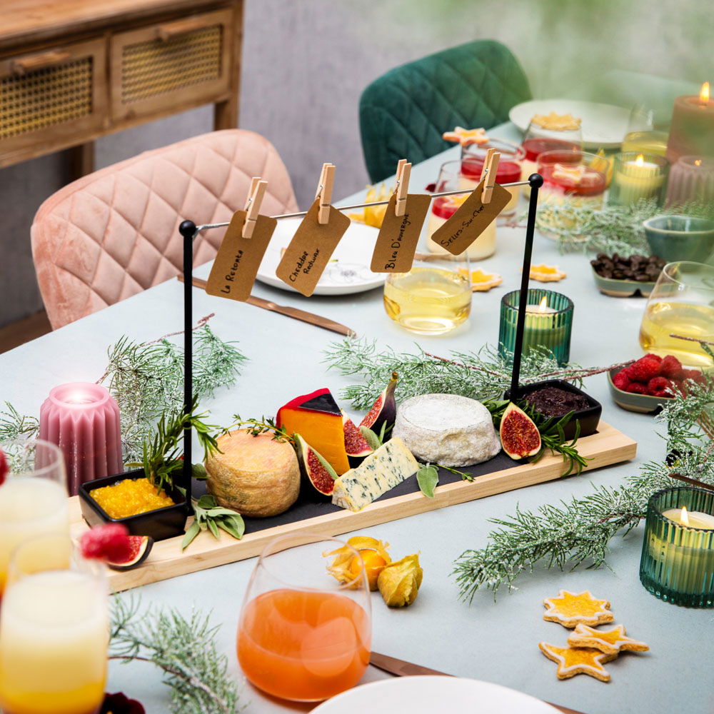 Luxe kaasplank met verse kruiden, vijgen en jam