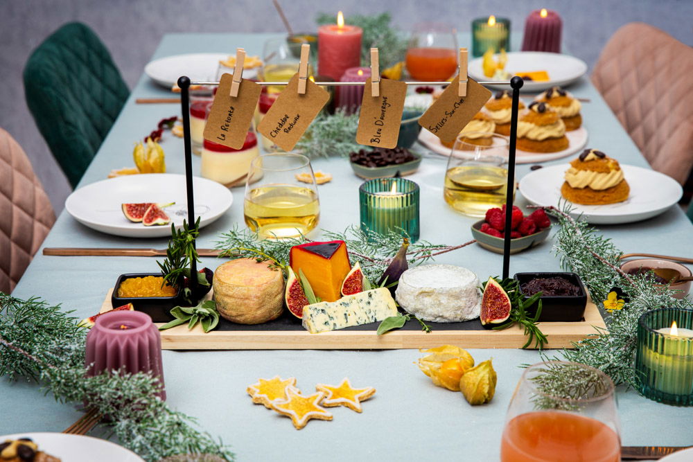 Luxe kaasplank met verse kruiden, vijgen en jam