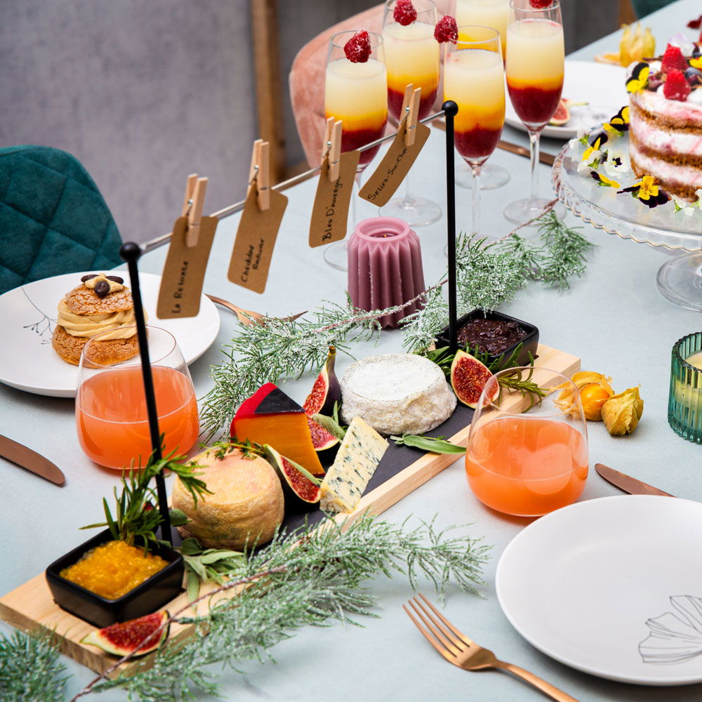 Luxe kaasplank met verse kruiden, vijgen en jam