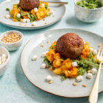 Rucolastamppot met geitenkaas en een gehaktbal