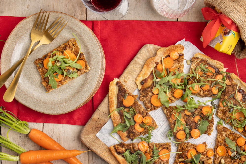 Flammkuchen met kruidige pulled chicken en wortel