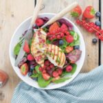 Fruitsalade met gegrilde kip en frambozendressing