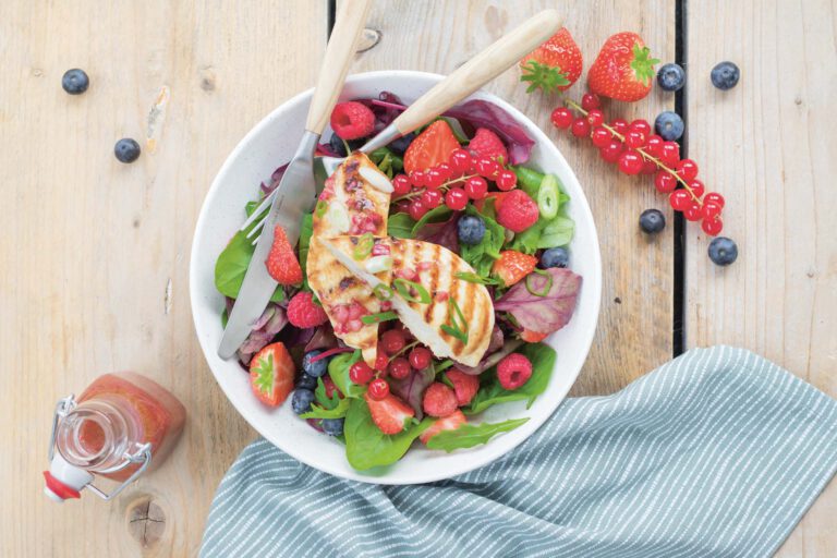 Fruitsalade met gegrilde kip en frambozendressing