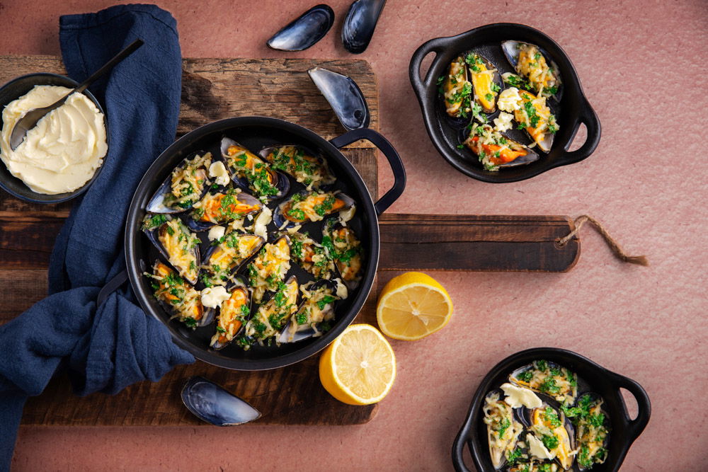 Gegratineerde mosselen met knoflookboter en citroen