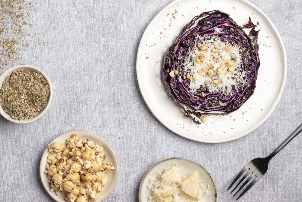 Gegrilde rodekool met honing hazelnoten