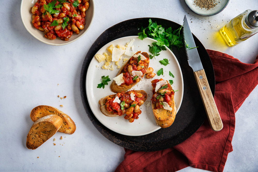 Gerookte cannellinibonen in tomatensaus op knoflook toast