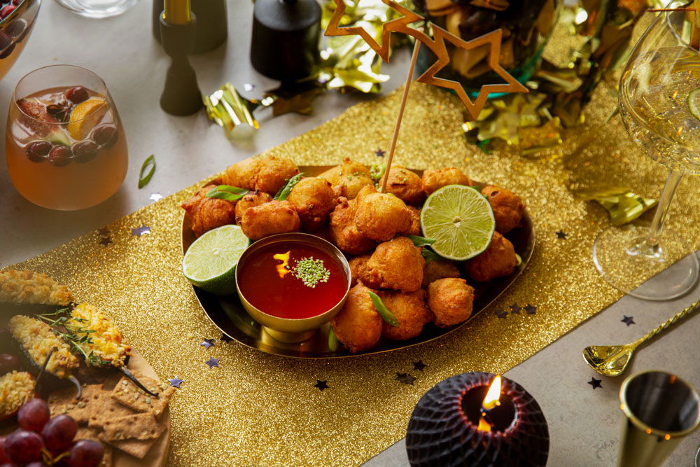 Hartige oliebollen met chilisaus