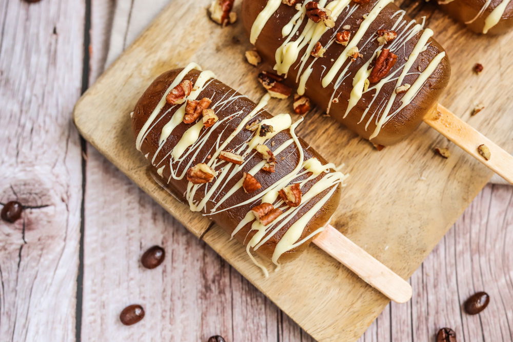 Ijskoffie op een stokje