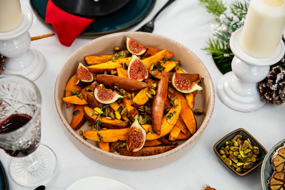 Geroosterde zoete aardappelpartjes met vijgen, pistache noten en tijm