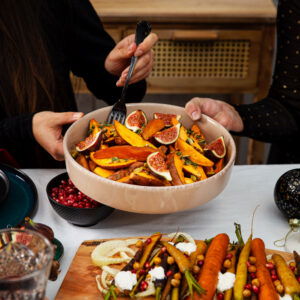 Geroosterde zoete aardappelpartjes met vijgen, pistache noten en tijm