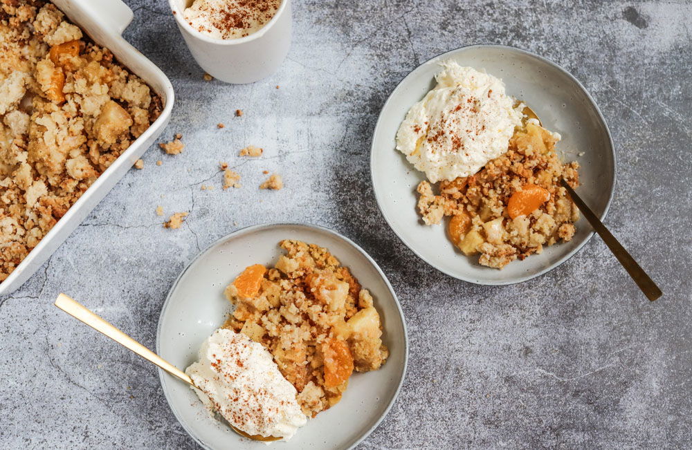 Mandarijn-appelcrumble met speculaasroom