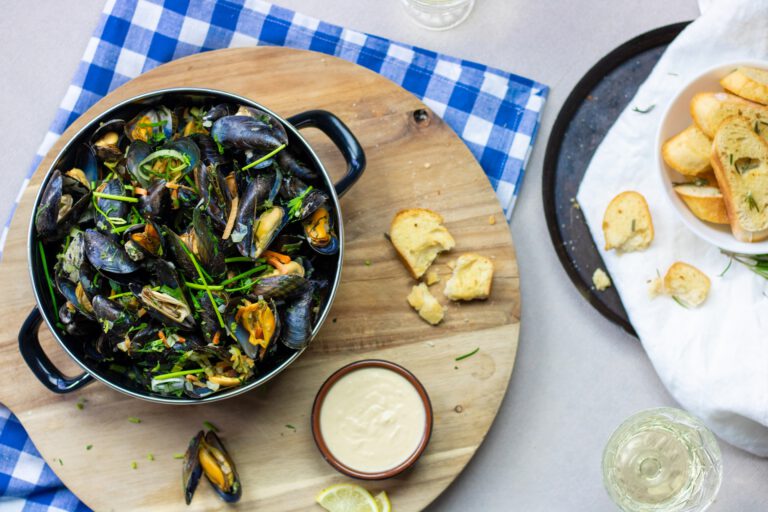 Mosselen in een pan met saus