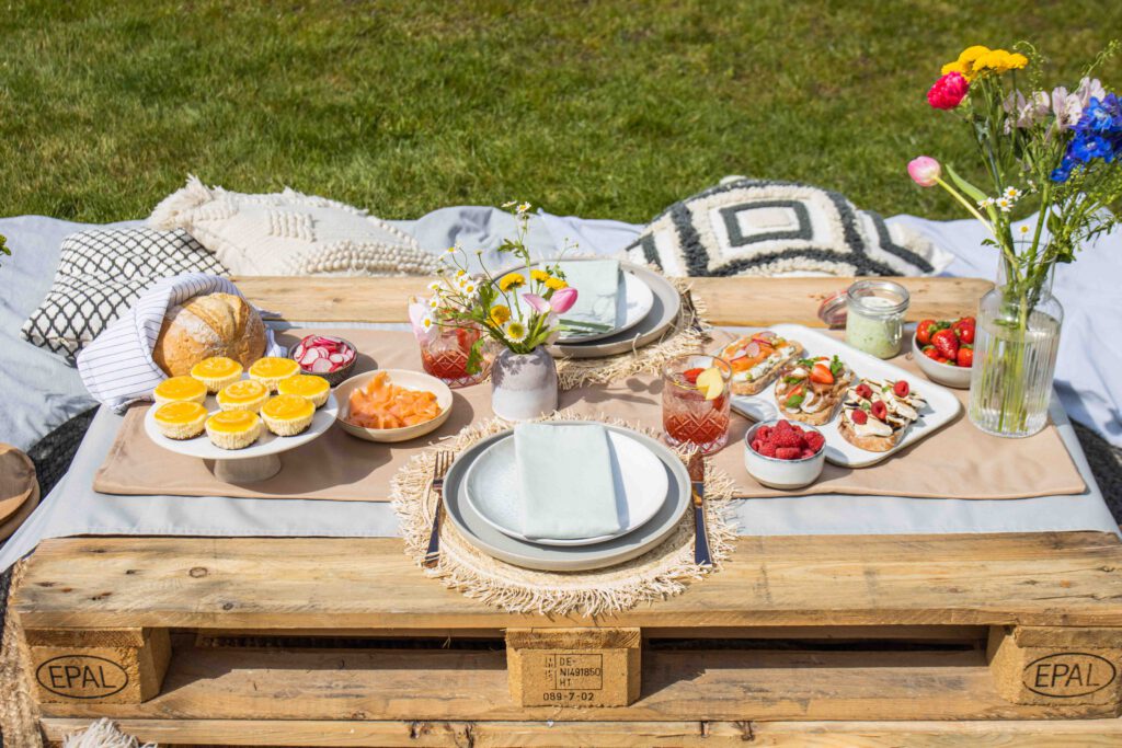 Picknick tafel gedekt