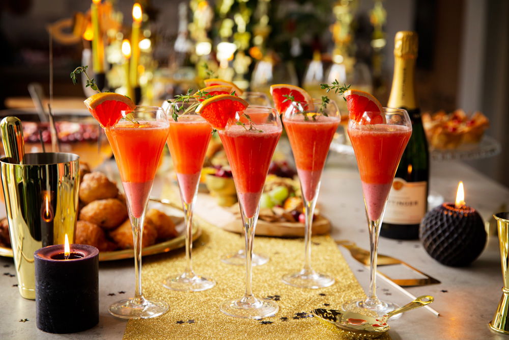 Romige frambozen mimosa met grapefruit en tijm