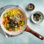 Courgetti met garnalen in sambaljam