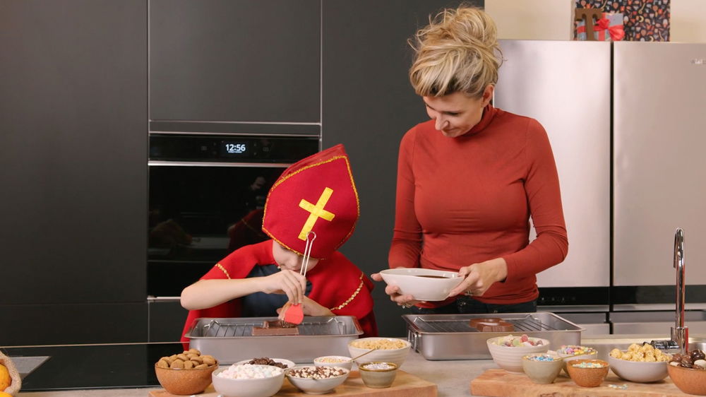 Tijn en Stella Chocoladeletters versieren