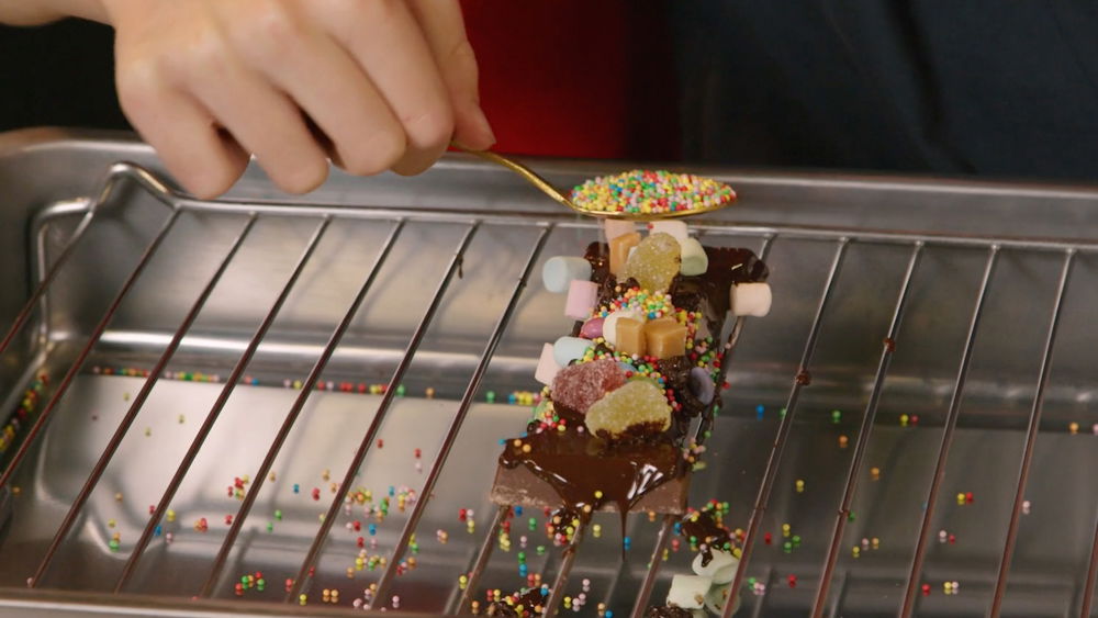 Chocoladeletter versieren