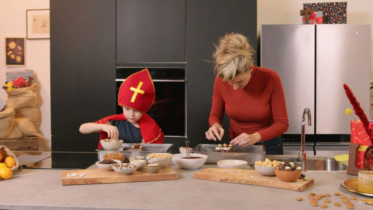 Tijn en Stella Chocoladeletters versieren