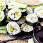 Sushi met kip en mango