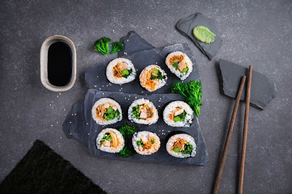 Sushi met krokante kip en kimchi