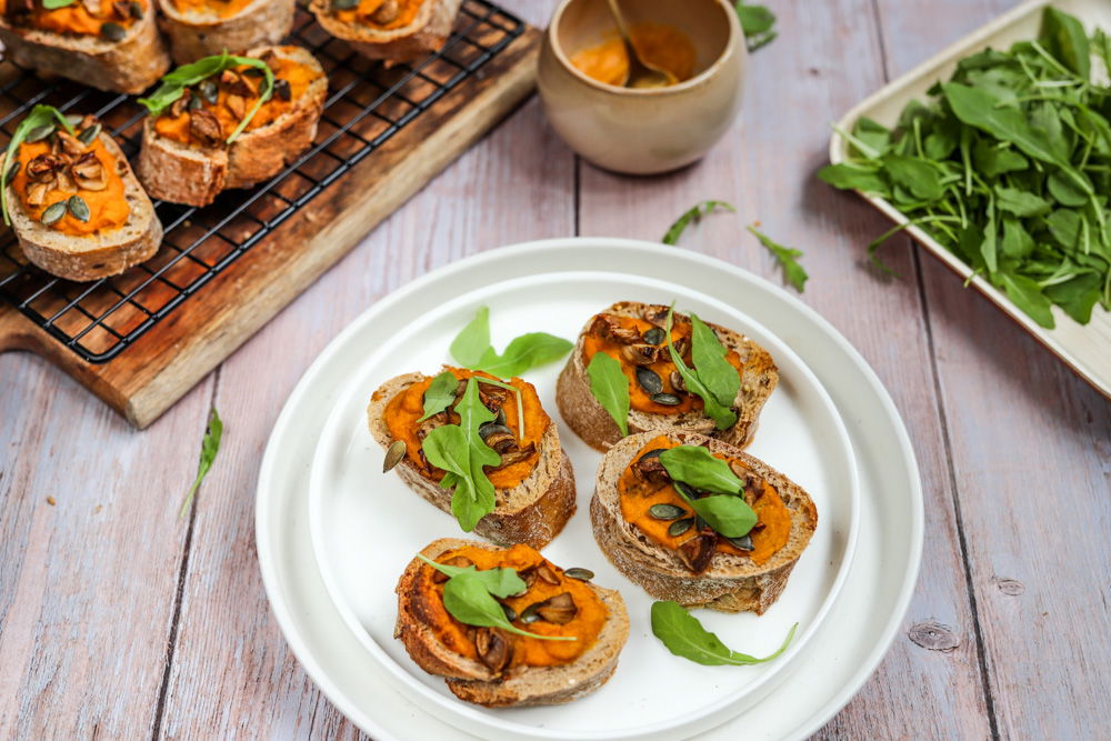 Vegan pizzabaguettes met pompoenspread