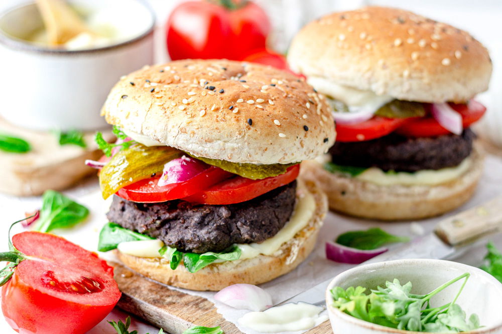 Vegetarische burger van zwarte bonen met chili-mayonaise