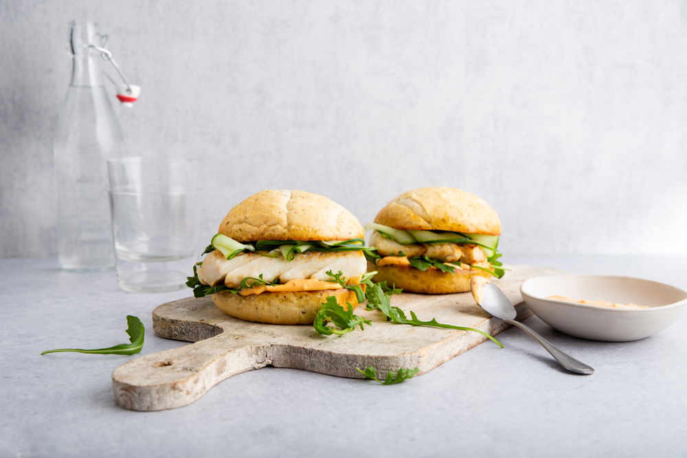 Visburger van kabeljauw met zoetzure komkommer en harissamayo