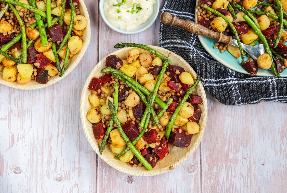 Warme krieltjessalade met groene asperges en linzen